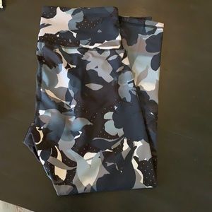 Old navy floral print leggings.